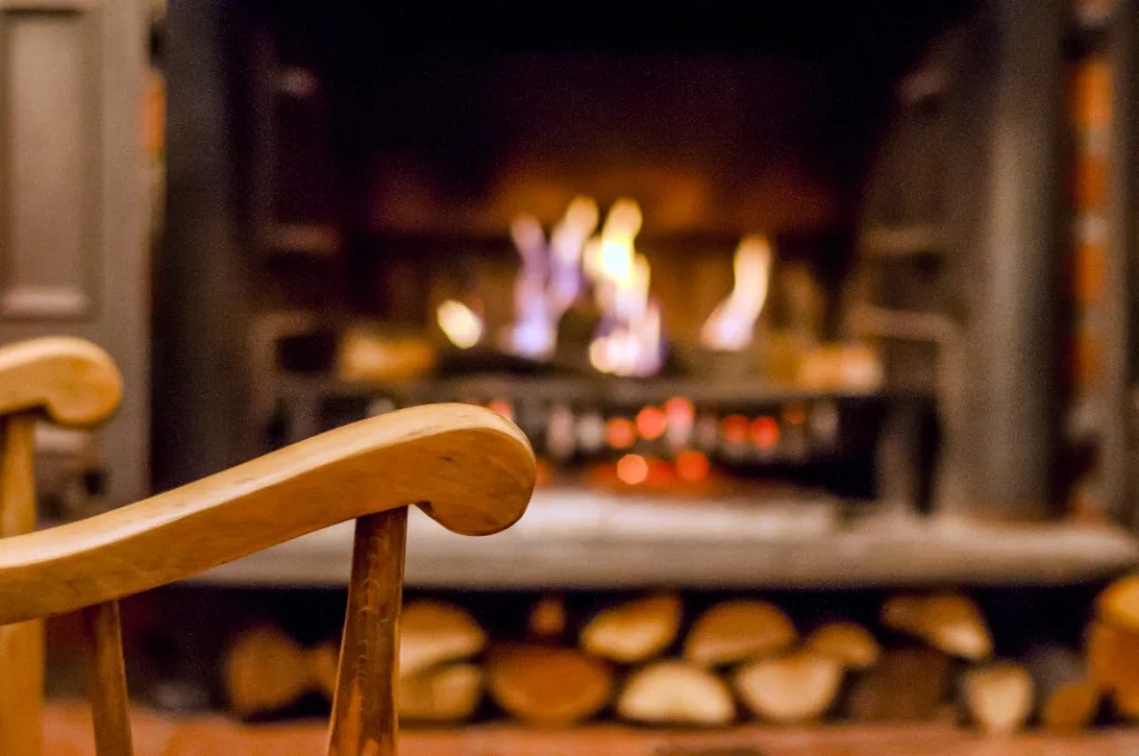 Ambiance cheminée ouverte avec feu de bois dans un salon du Calvados